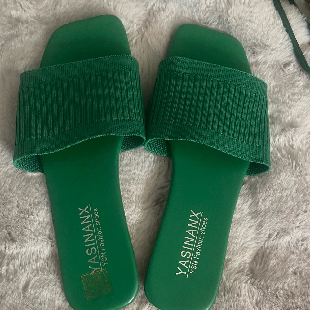 NEW SET- Green Shoulder Bag with Sandals! - Picture 2 of 3